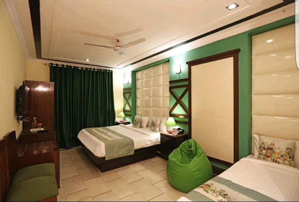 Hotel Unistar Yeni Delhi Dış mekan fotoğraf