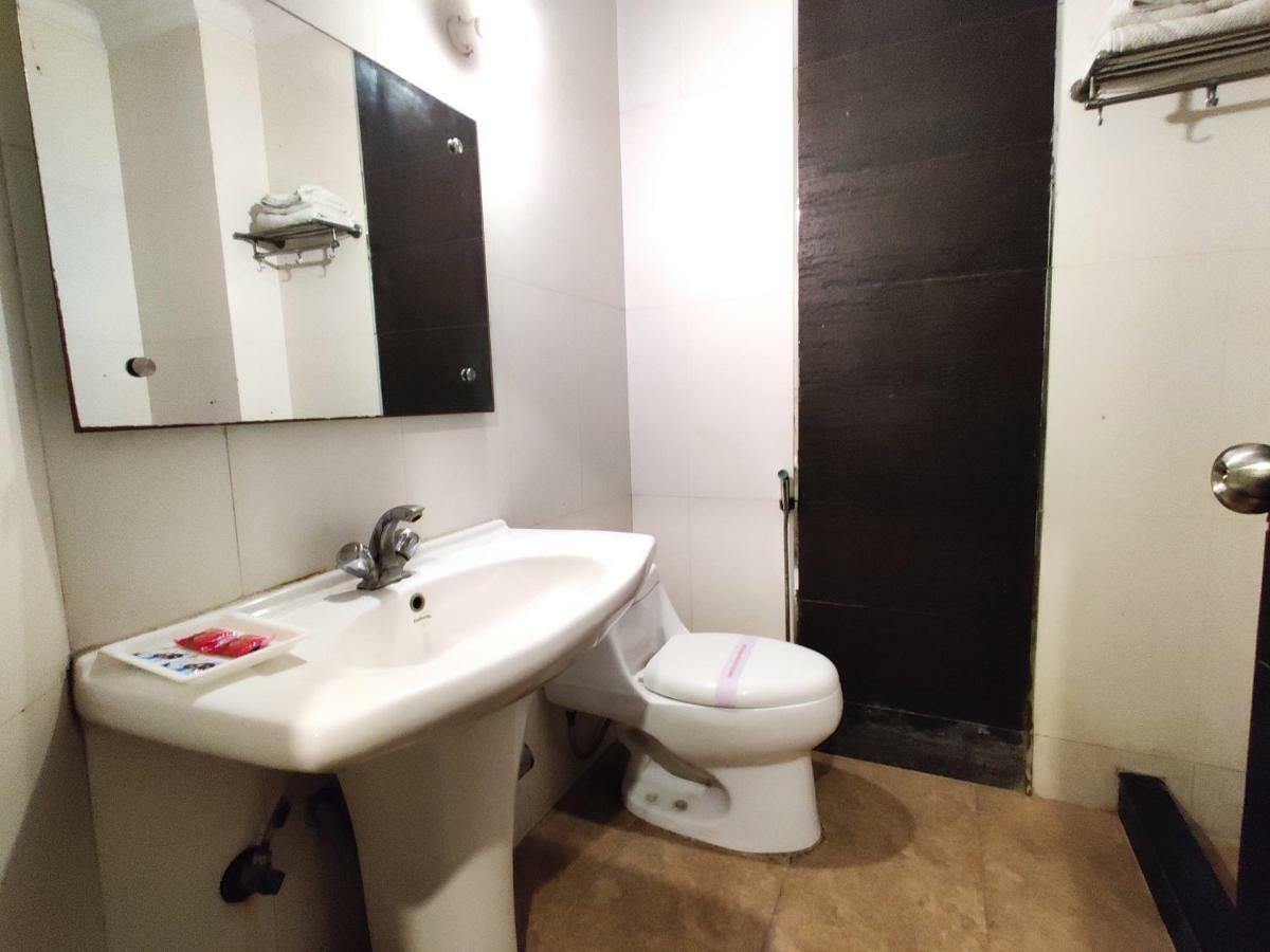 Hotel Unistar Yeni Delhi Dış mekan fotoğraf
